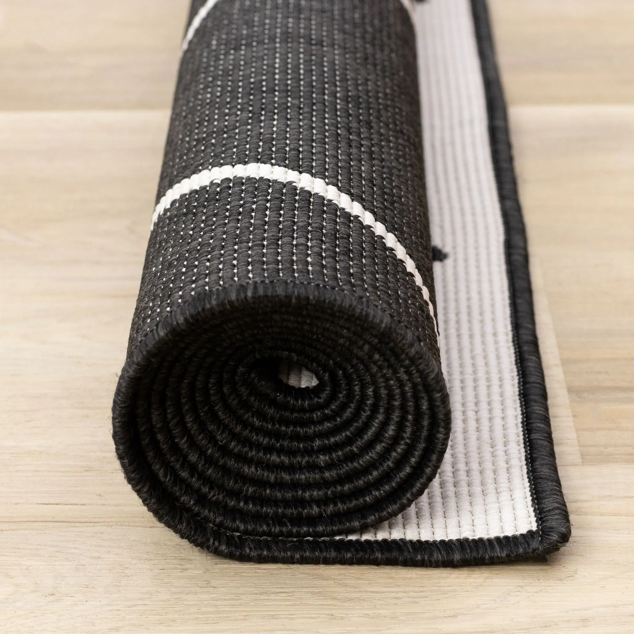 Bristol 5'3" x 7'7" White Black Trellis Reversible Area Rug - White