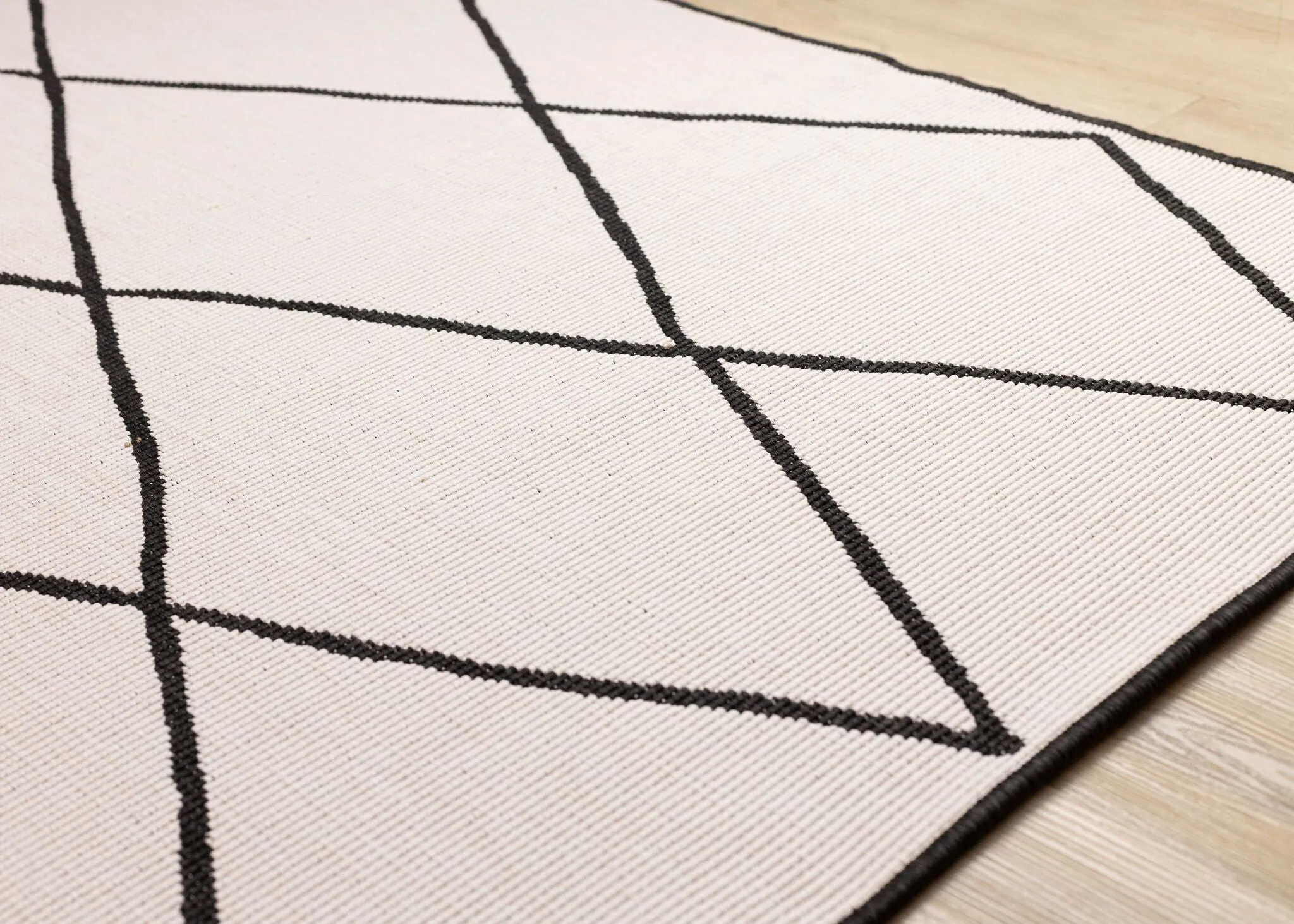 Bristol 5'3" x 7'7" White Black Trellis Reversible Area Rug - White